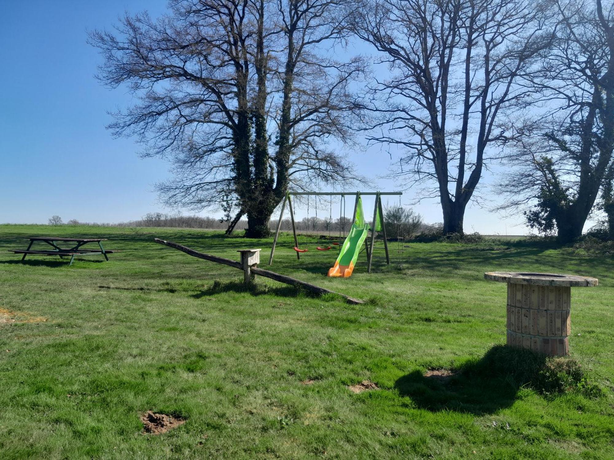 Gites A L'Ombre Des Chenes Châteauvieux Exteriér fotografie